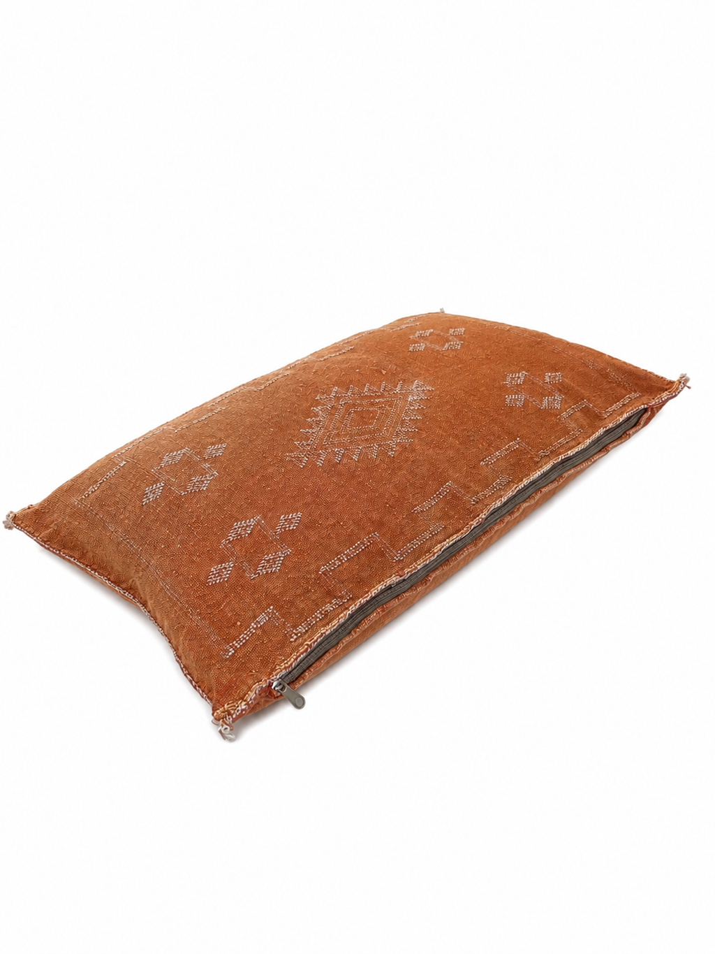 Housse de coussin Sabra orange terracotta et broderies berbères — soie de cactus fait main Maroc