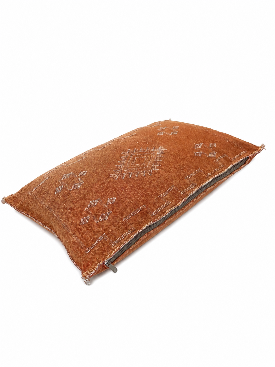 Housse de coussin Sabra orange terracotta et broderies berbères — soie de cactus fait main Maroc