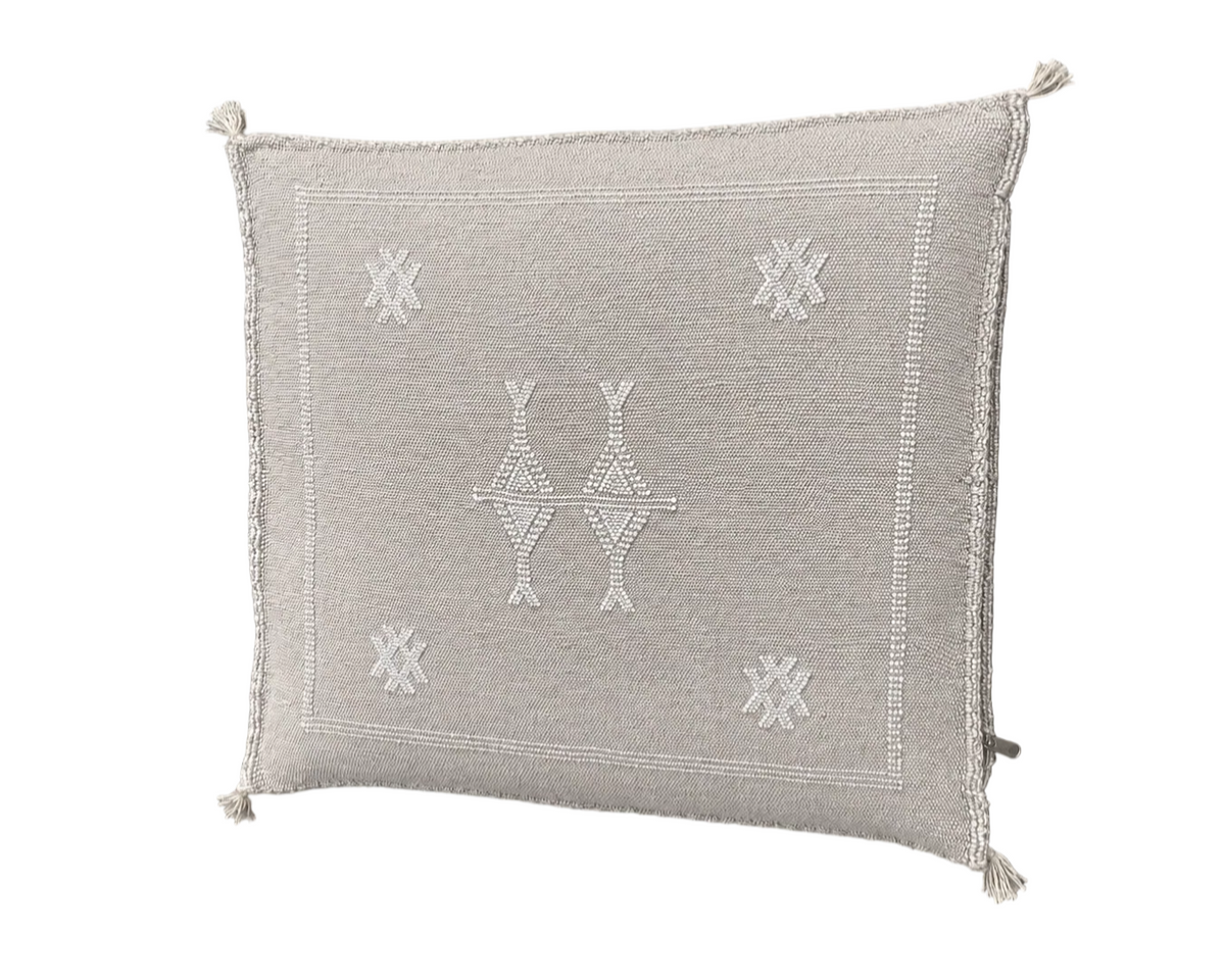 Housse de coussin Sabra gris lin et broderies blanc cassé — soie de cactus fait main Maroc