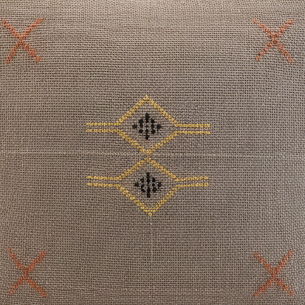 Housse de coussin Sabra taupe et broderies — soie de cactus artisanat marocain fait main