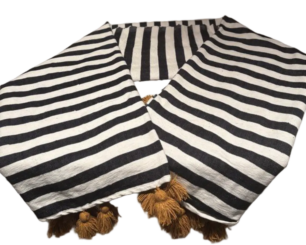 Plaid tissé main rayures noir et blanc — pompons camel pièce unique Maroc