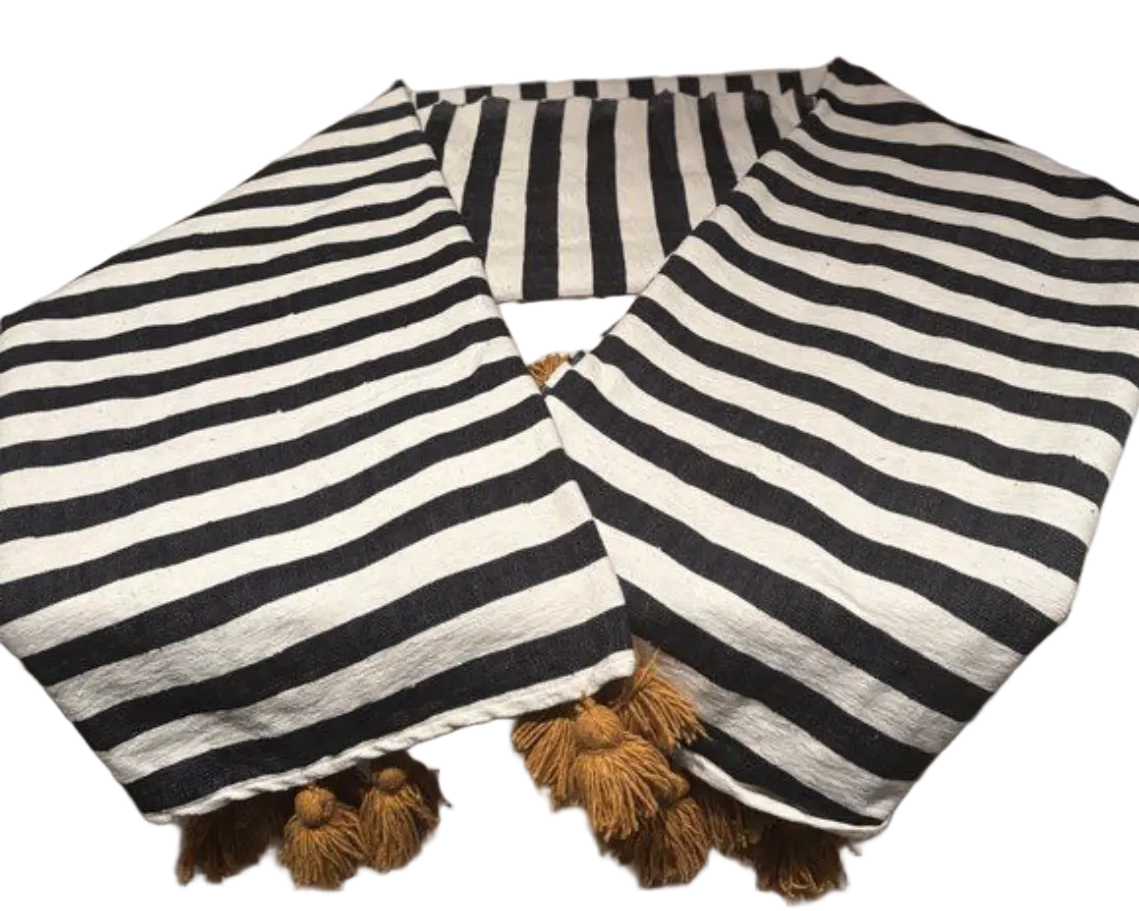 Plaid tissé main rayures noir et blanc — pompons camel pièce unique Maroc