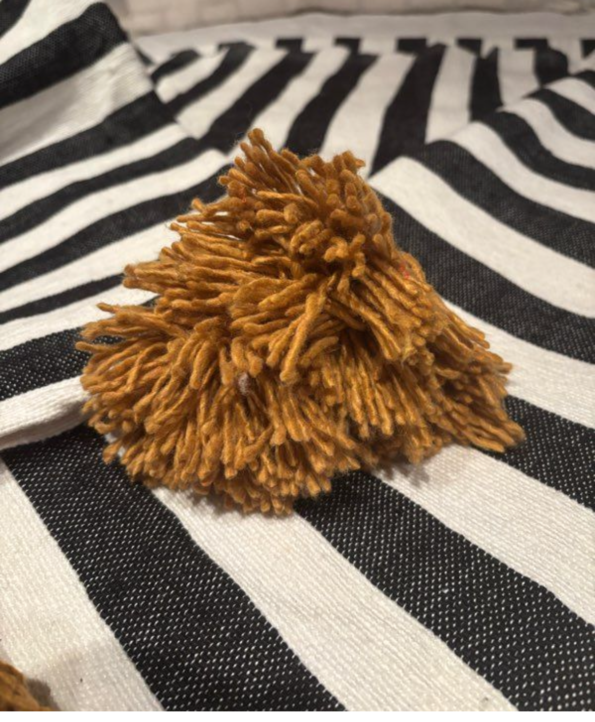 Plaid tissé main rayures noir et blanc — pompons camel pièce unique Maroc