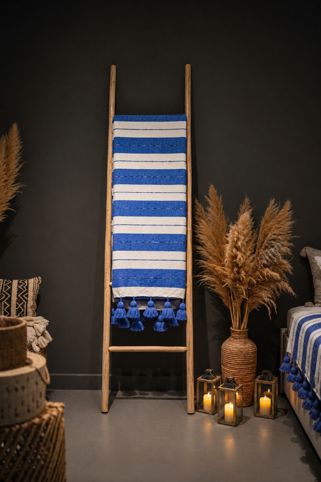 Plaid marocain à rayures blanc ivoire et bleu cobalt — pompons fait main Maroc