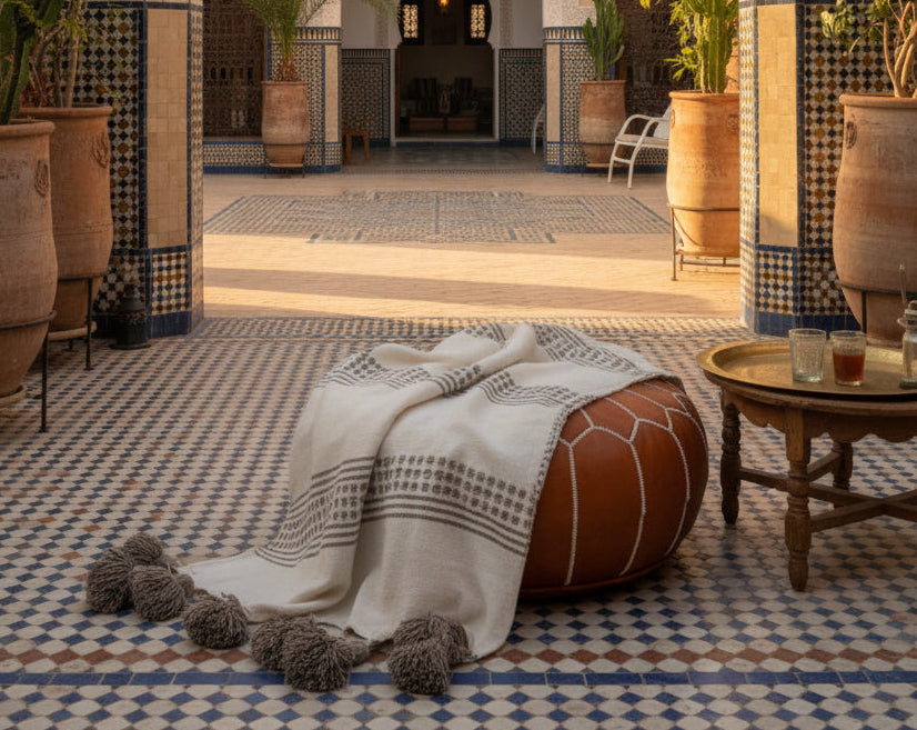 Plaid berbère fait main blanc et taupe — pompons artisanat marocain