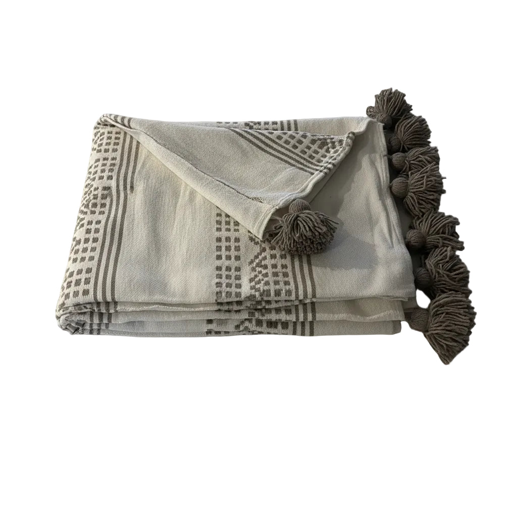 Plaid berbère fait main blanc et taupe — pompons artisanat marocain