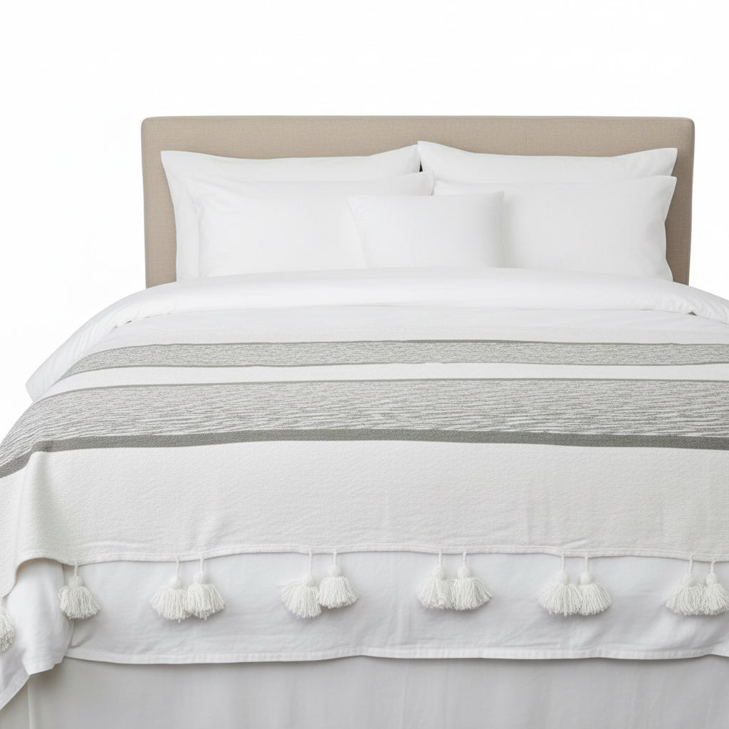 Plaid berbère marocain blanc et kaki à pompons 270x180 cm – décoration chambre fait main