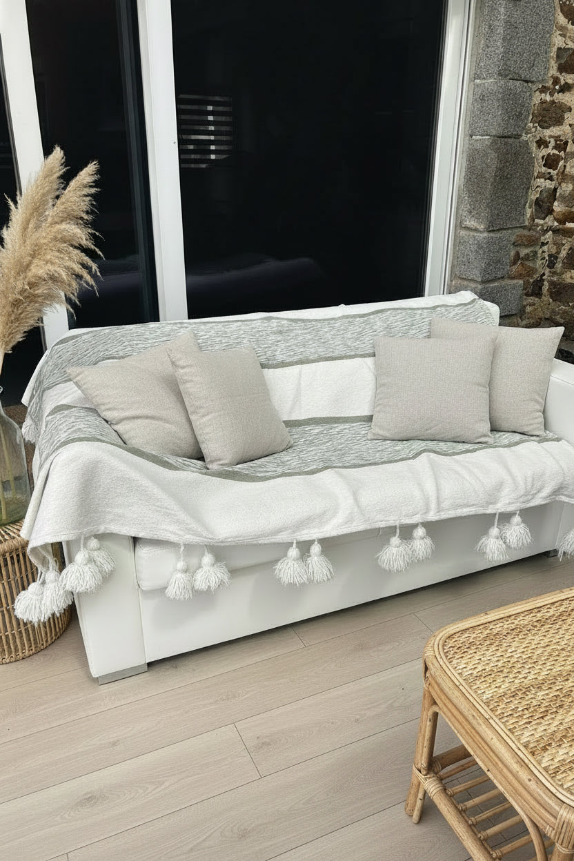 Plaid berbère blanc à pompons et bande kaki – jeté de canapé artisanal marocain fait main