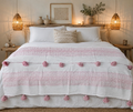 Plaid marocain blanc à pompons roses 280x180 cm – décoration chambre bohème fait main