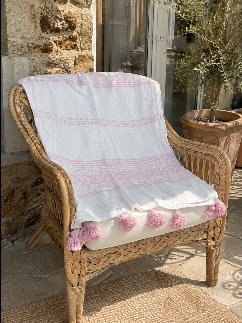 Plaid marocain blanc à pompons roses fait main – jeté fauteuil rotin terrasse bohème