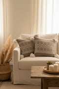 Housse de coussin berbère taupe à pompons blancs motifs géométriques – artisanat marocain fait main