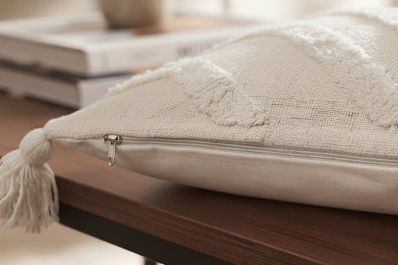 Détail fermeture éclair housse de coussin marocaine XXL – tissu berbère blanc ivoire tissé main avec pompons – finition artisanale soignée