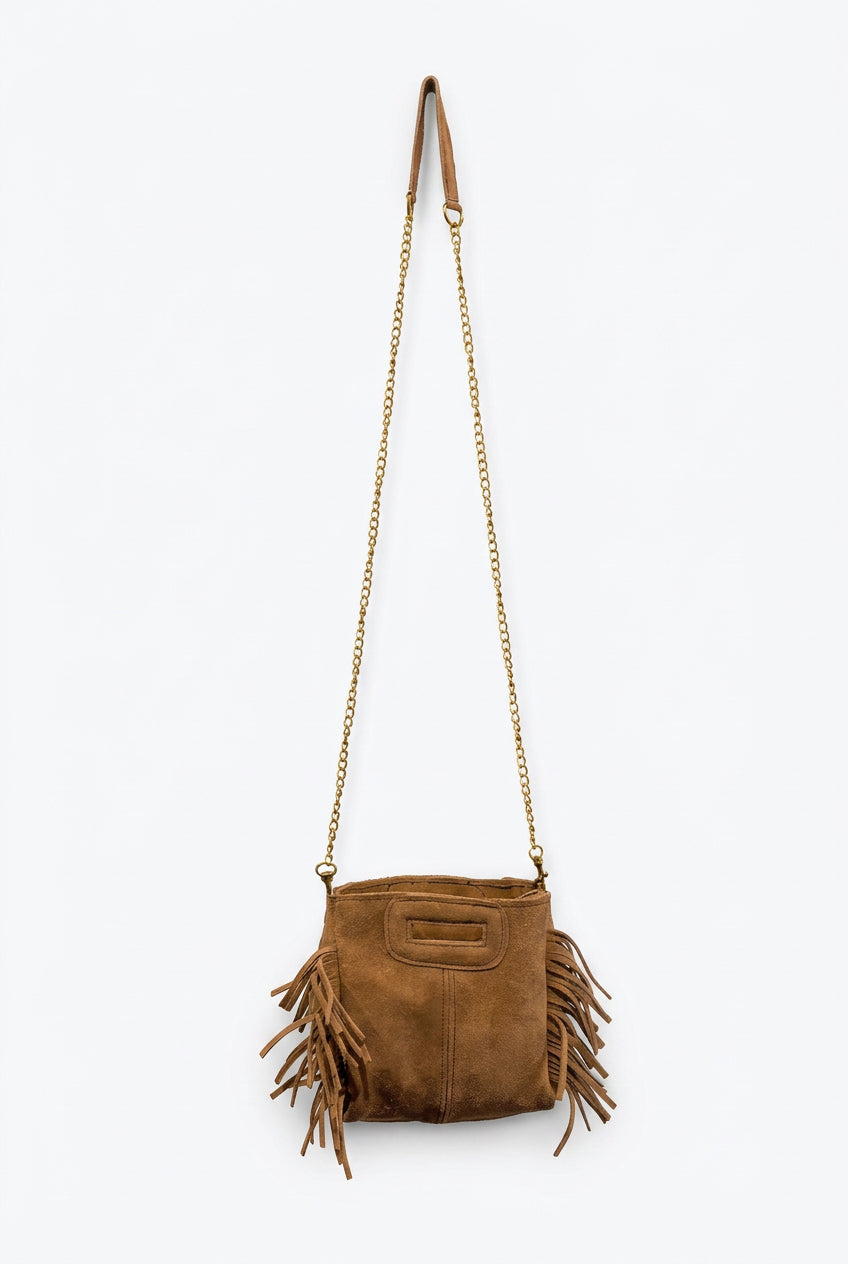
« Sac Sienna en cuir camel à franges, avec bandoulière chaîne et poignées intégrées, style bohème. »