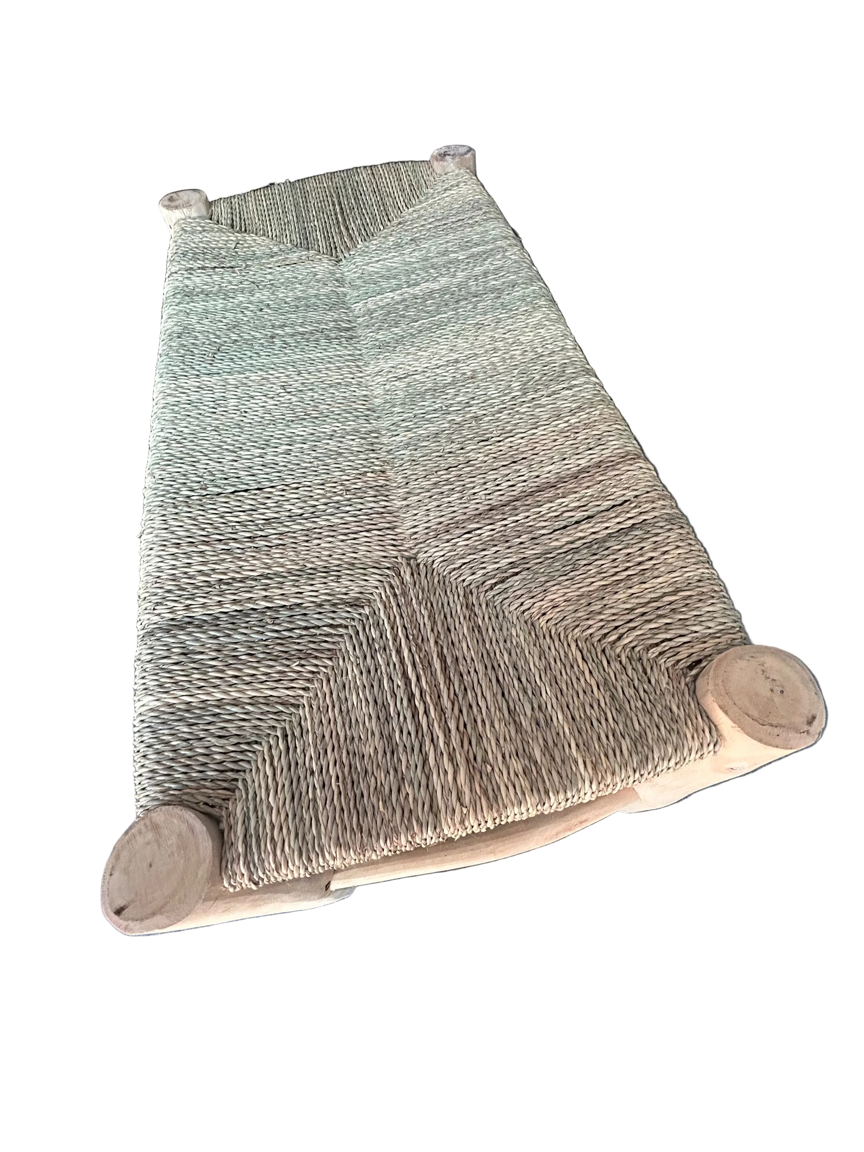 Banc en bois d'eucalyptus et doum tressé — mobilier artisanal marocain, fait main au Maroc