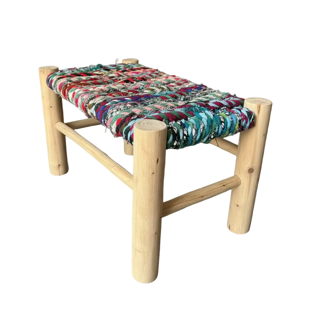 Banc en bois d'eucalyptus et boucherouite multicolore — mobilier artisanal marocain, fait main au Maroc