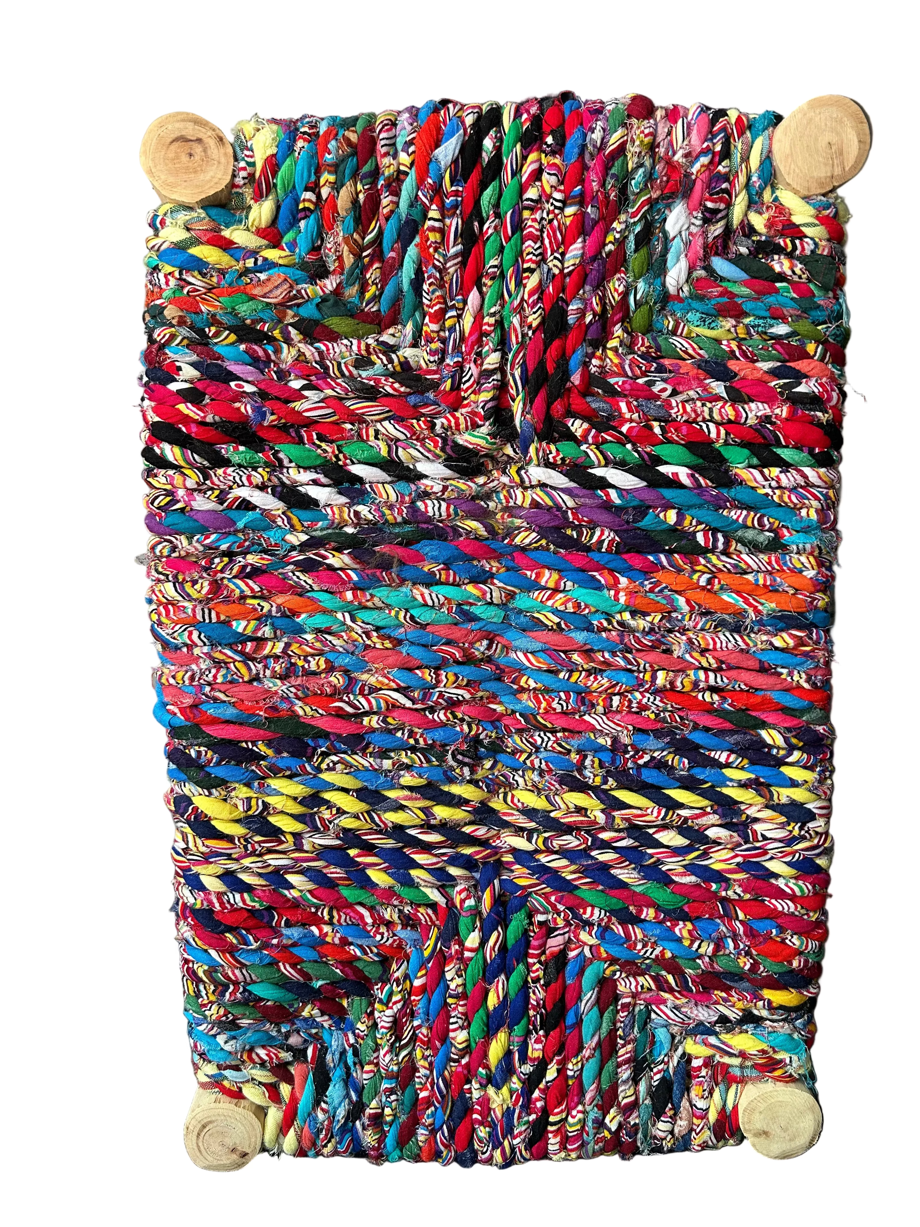 Banc en bois d'eucalyptus et boucherouite multicolore — mobilier artisanal marocain, fait main au Maroc