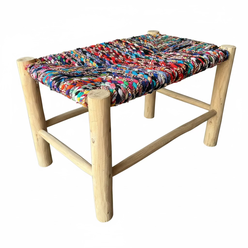Banc en bois d'eucalyptus et boucherouite multicolore — mobilier artisanal marocain, fait main au Maroc