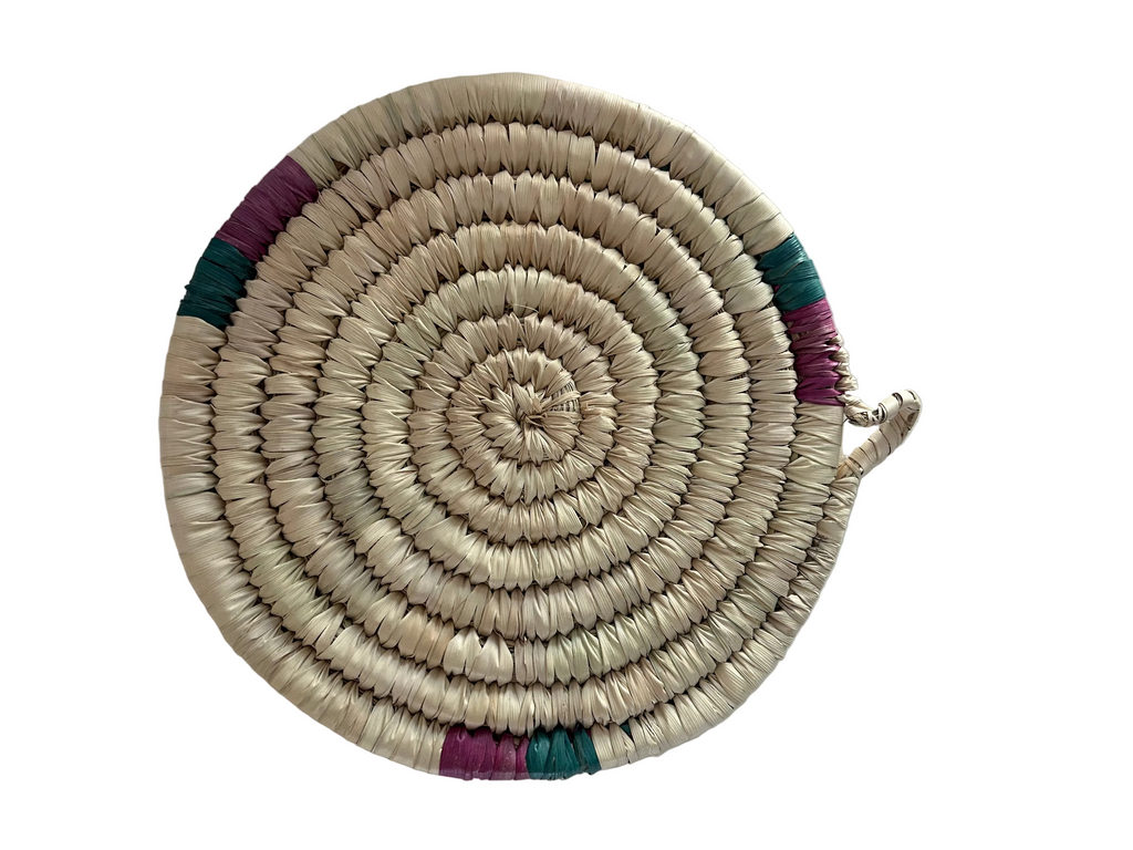 Dessous de plat tressé en fibres naturelles touches colorées — fait main au Maroc