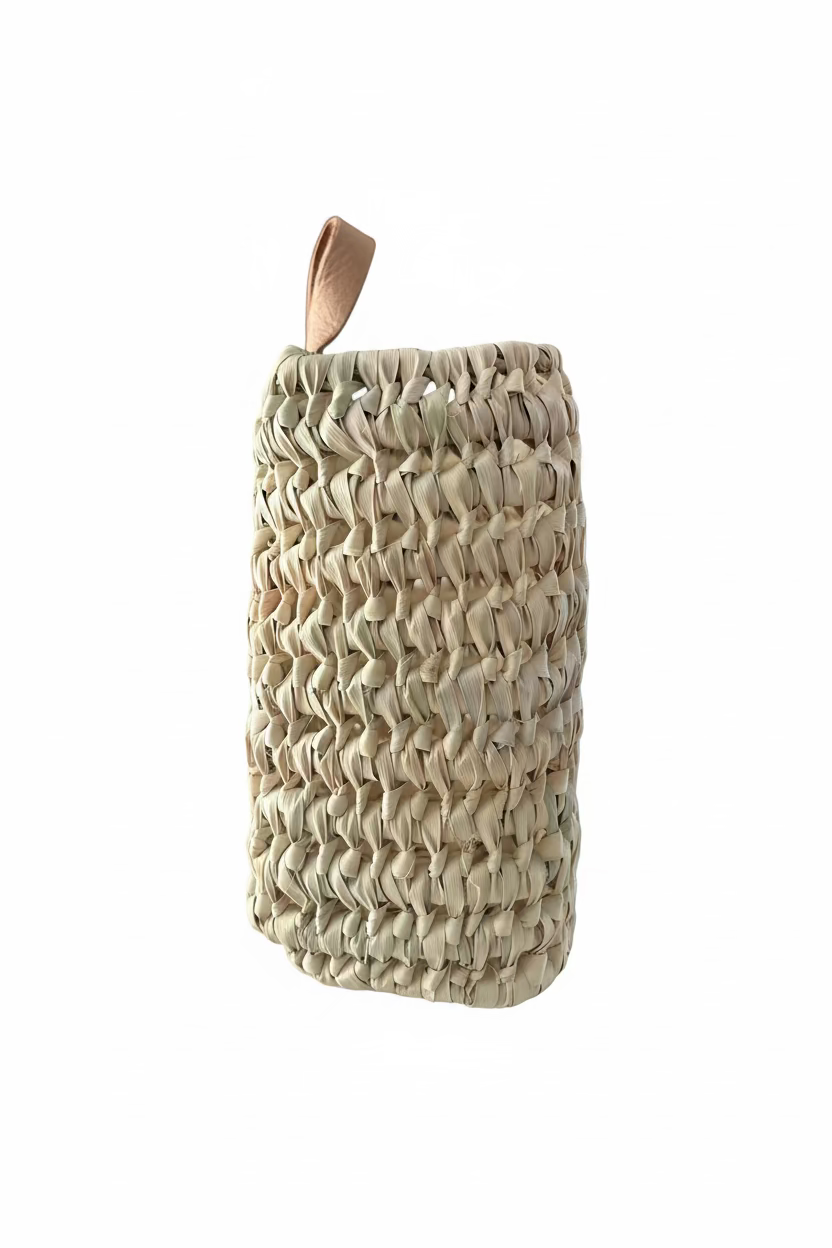 Panier mural tressé en fibre naturelle et anse cuir — fait main au Maroc