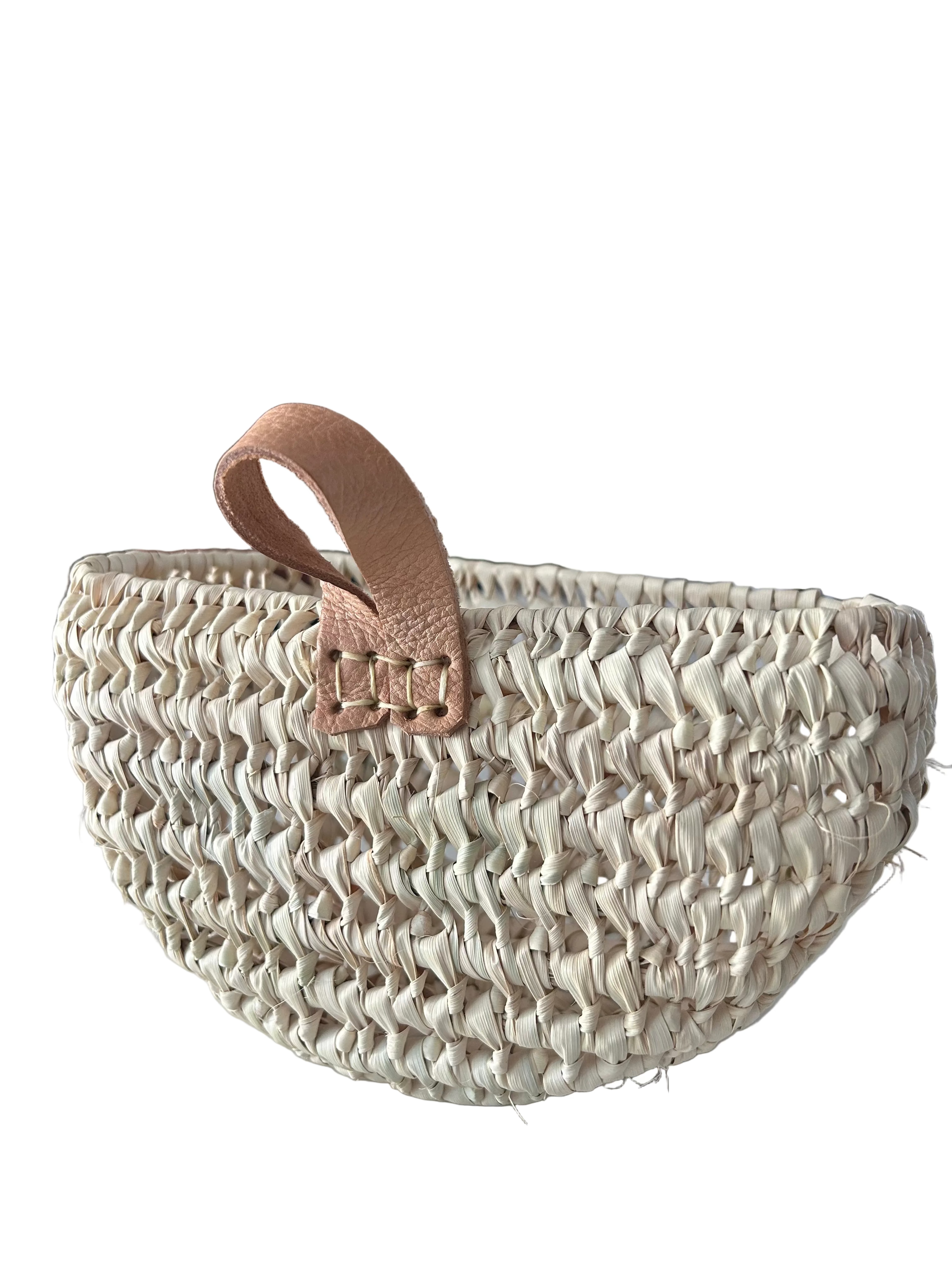 Panier mural arrondi en fibre naturelle et anse cuir — fait main au Maroc
