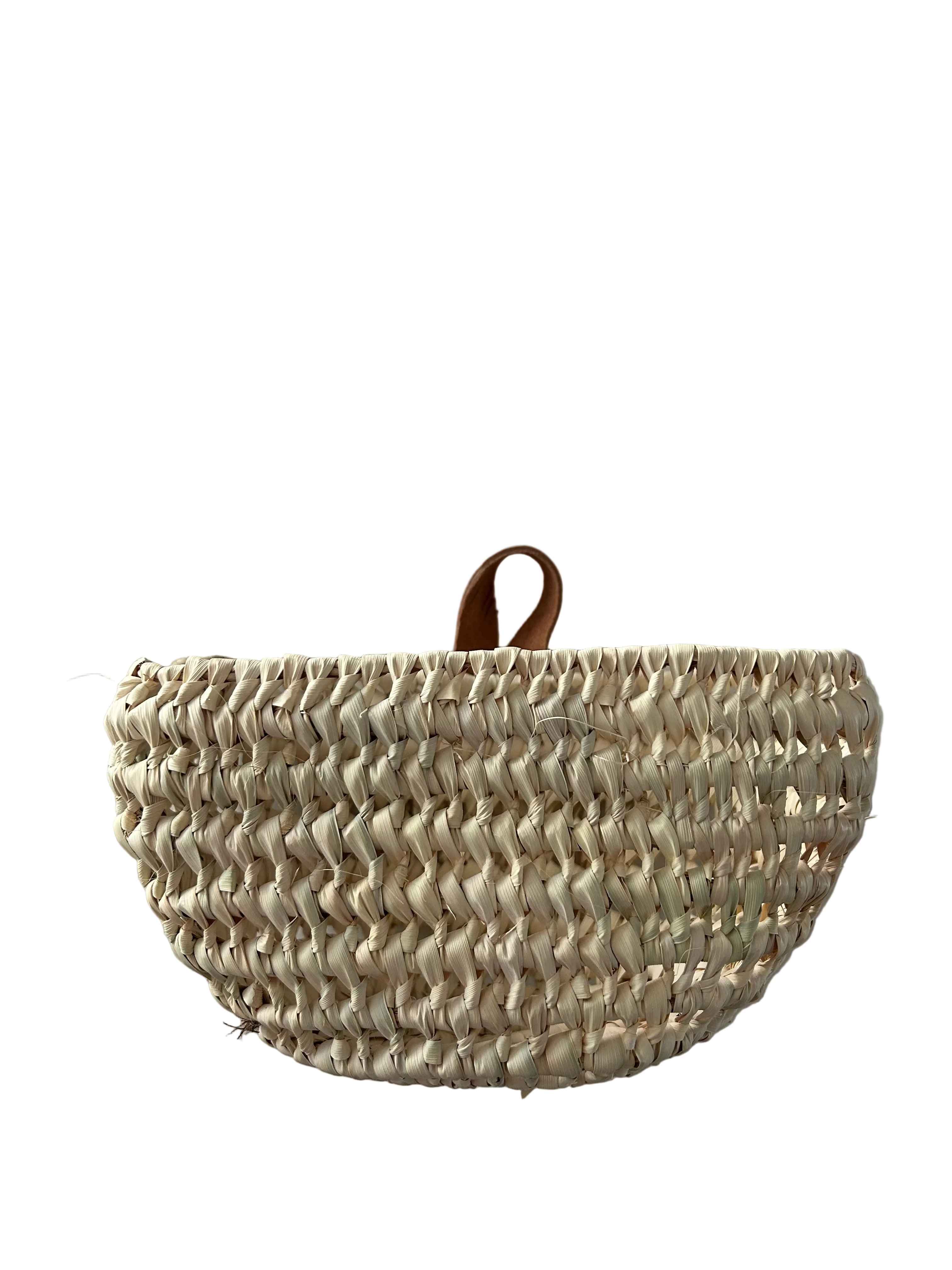 Panier mural arrondi en fibre naturelle et anse cuir — fait main au Maroc