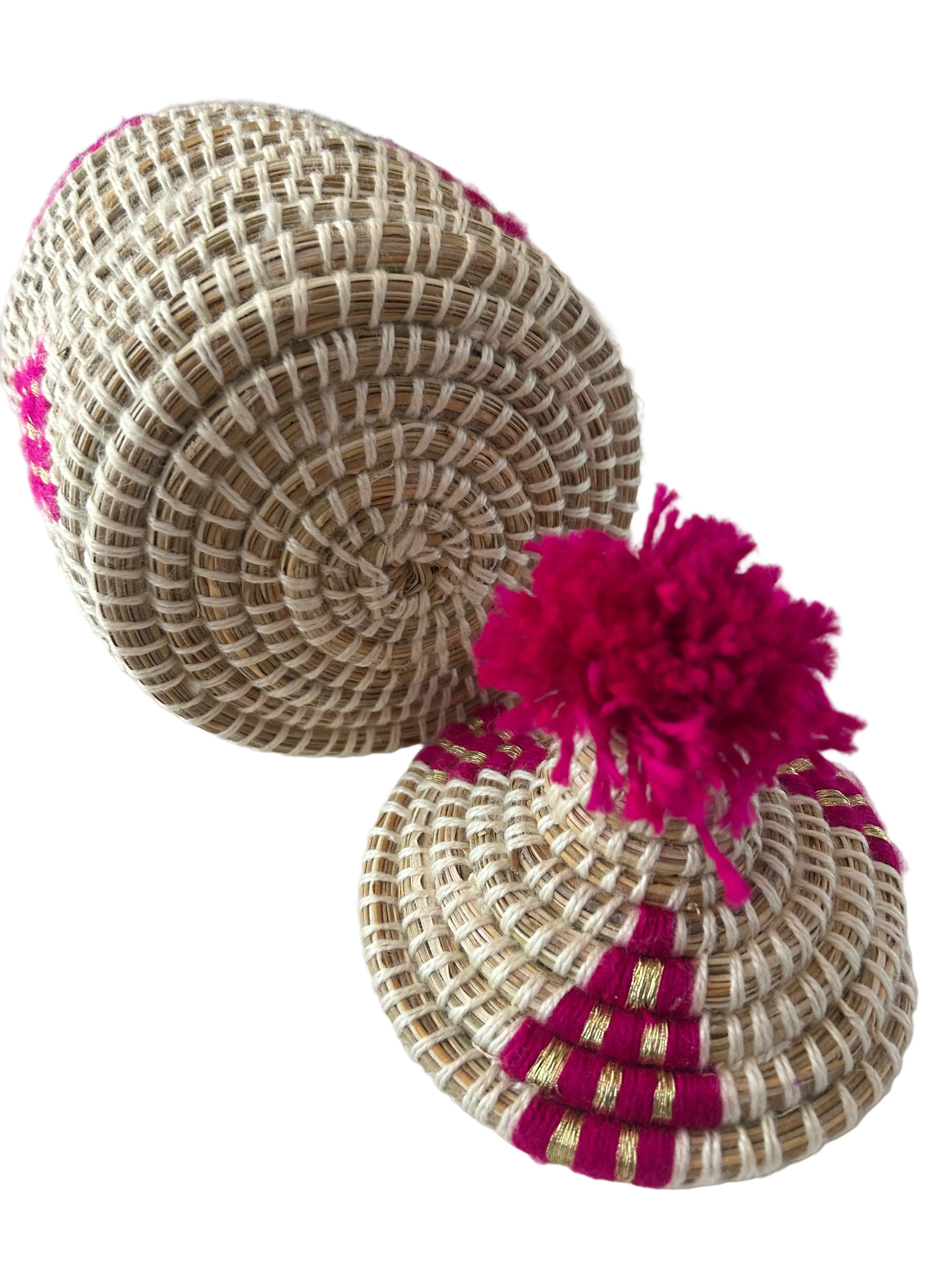 Panier berbère tressé avec couvercle et pompon fuchsia — artisanat marocain fait main