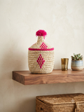 Panier berbère tressé avec couvercle et pompon fuchsia — artisanat marocain fait main