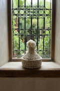 Petit panier berbère forme tajine en fibre naturelle et pompon blanc — artisanat marocain fait main
