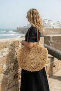 Panier rond en raphia frangé et anses cuir — décoration artisanale marocaine, fait main au Maroc