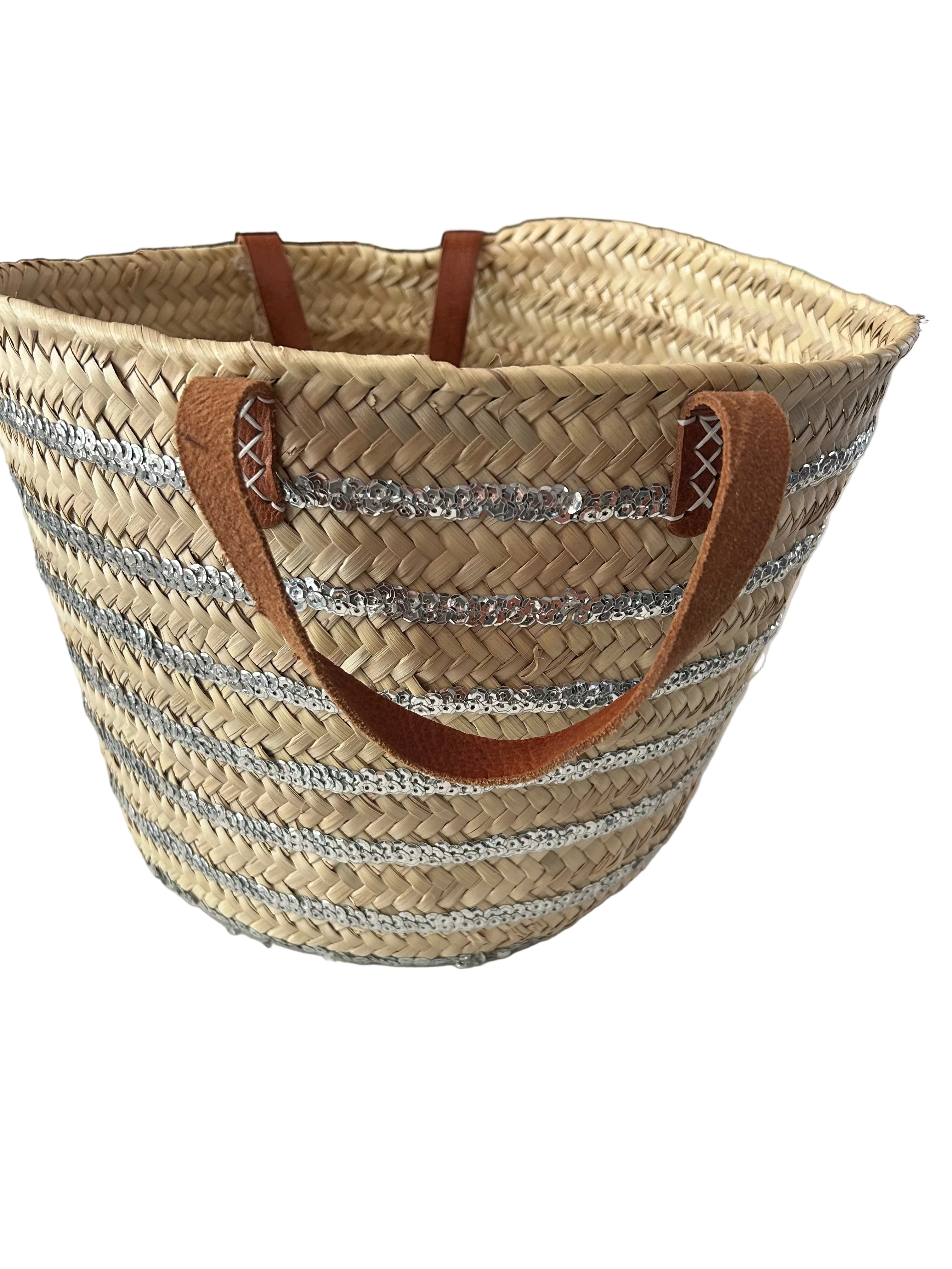 Panier tressé sequins argentés anses cuir — décoration artisanale marocaine, fait main au Maroc