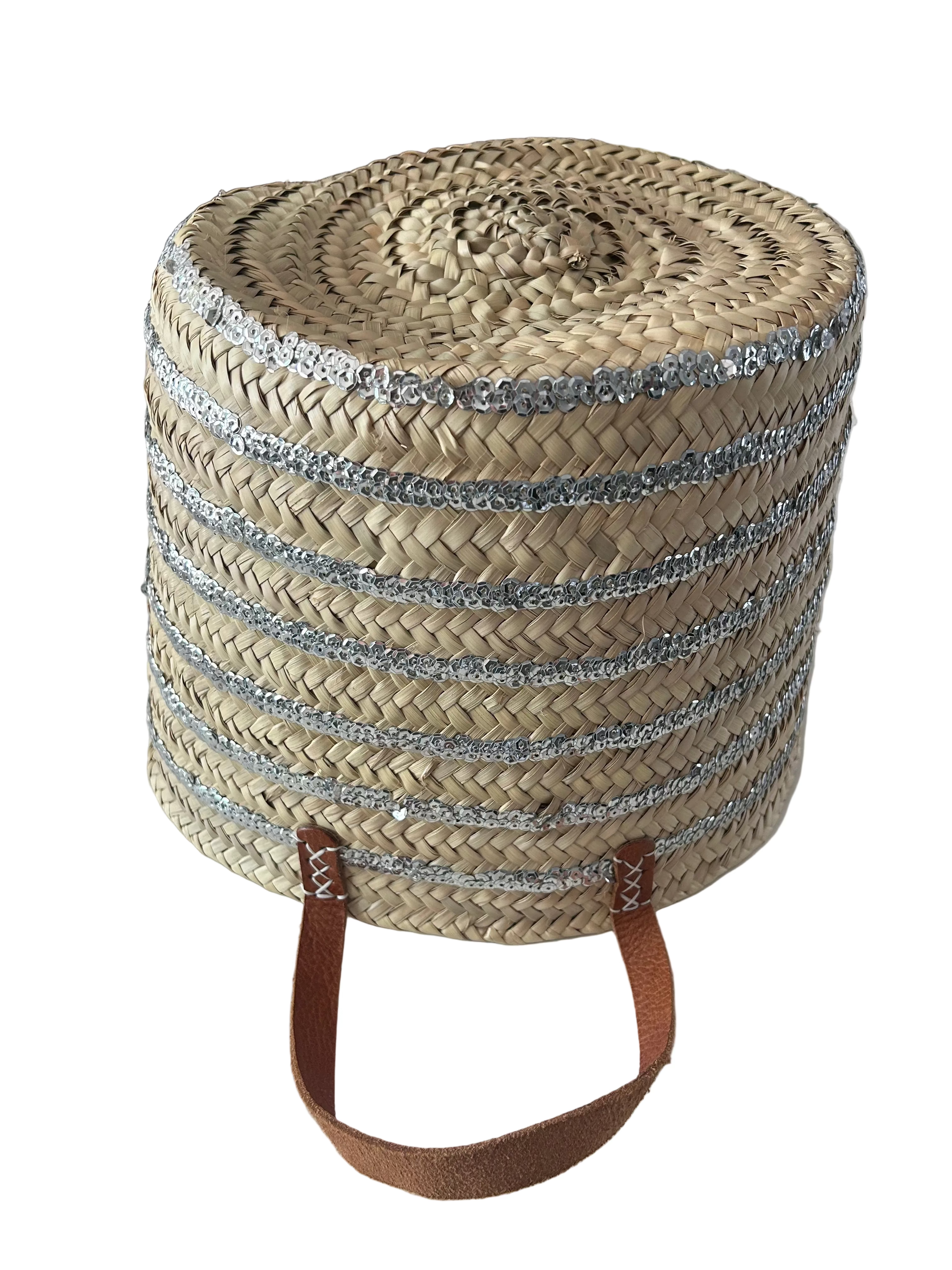Panier tressé sequins argentés anses cuir — décoration artisanale marocaine, fait main au Maroc