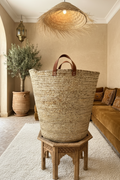 Grand panier de rangement XXL en feuille de palmier et anses cuir — fait main au Maroc