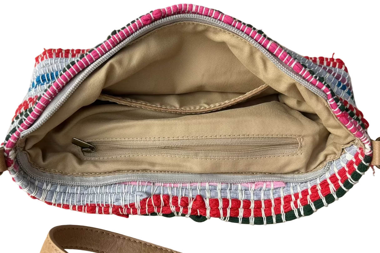 Sac besace multicolore en tissu recyclé bandoulière cuir et pompons — artisanat marocain fait main