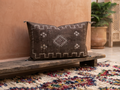 Housse de coussin Sabra marron chocolat et broderies berbères — soie de cactus fait main Maroc