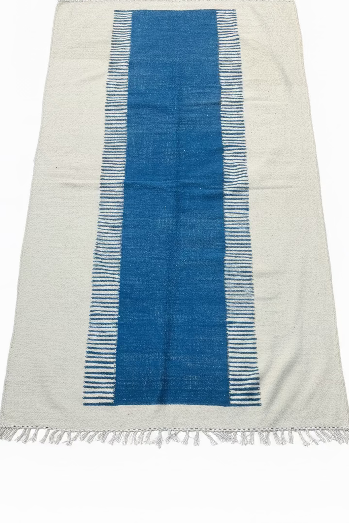 Tapis berbère kilim bleu et beige tissé main au Maroc — 260 x 155 cm pièce unique