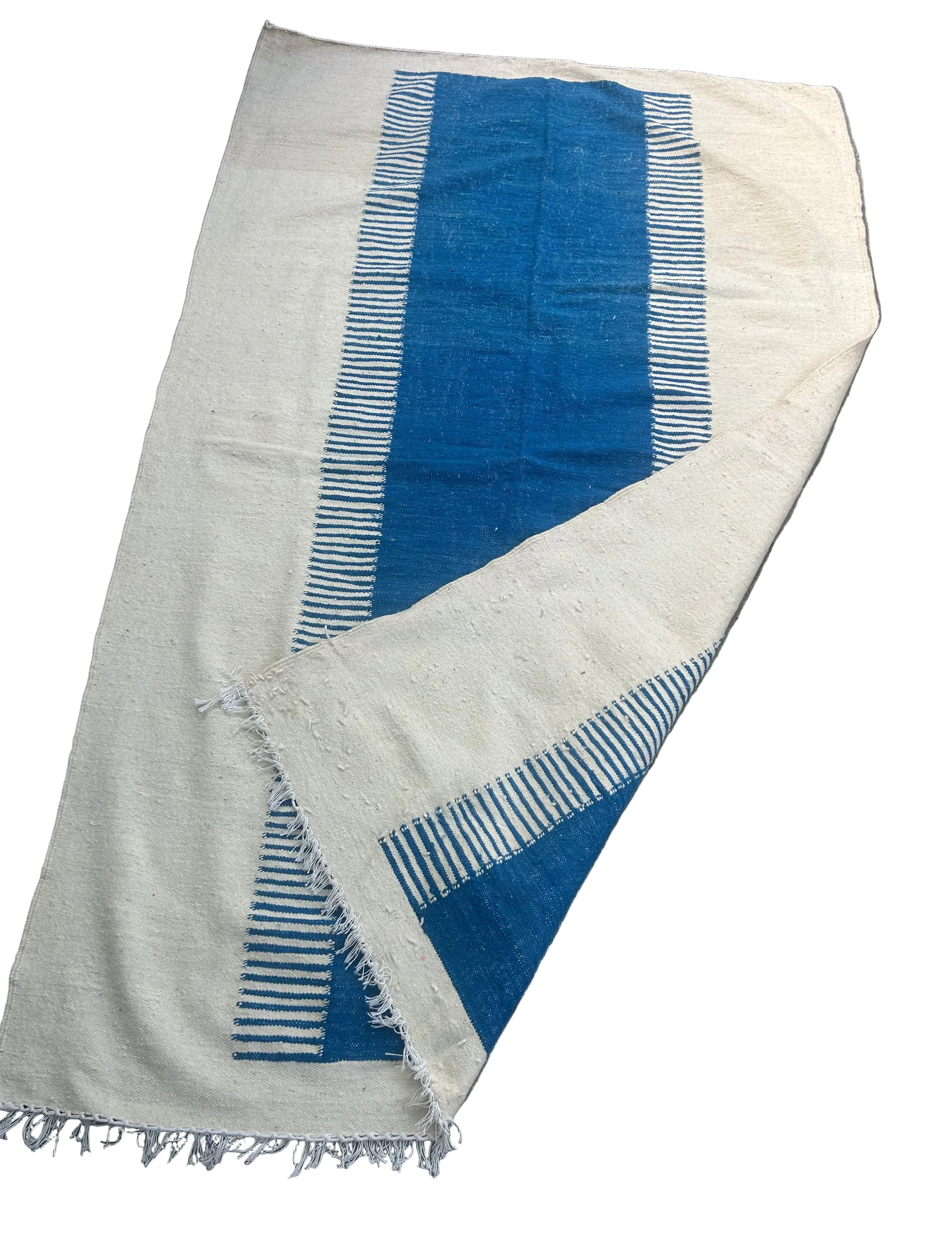 Tapis berbère kilim bleu et beige tissé main au Maroc — 260 x 155 cm pièce unique