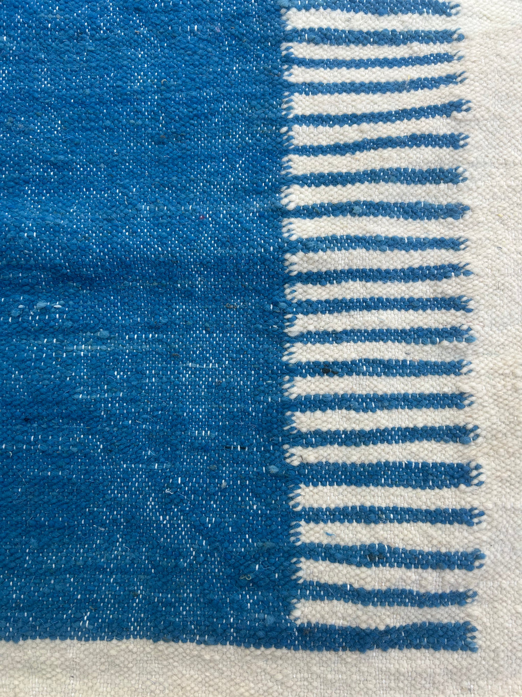 Tapis berbère kilim bleu et beige tissé main au Maroc — 260 x 155 cm pièce unique