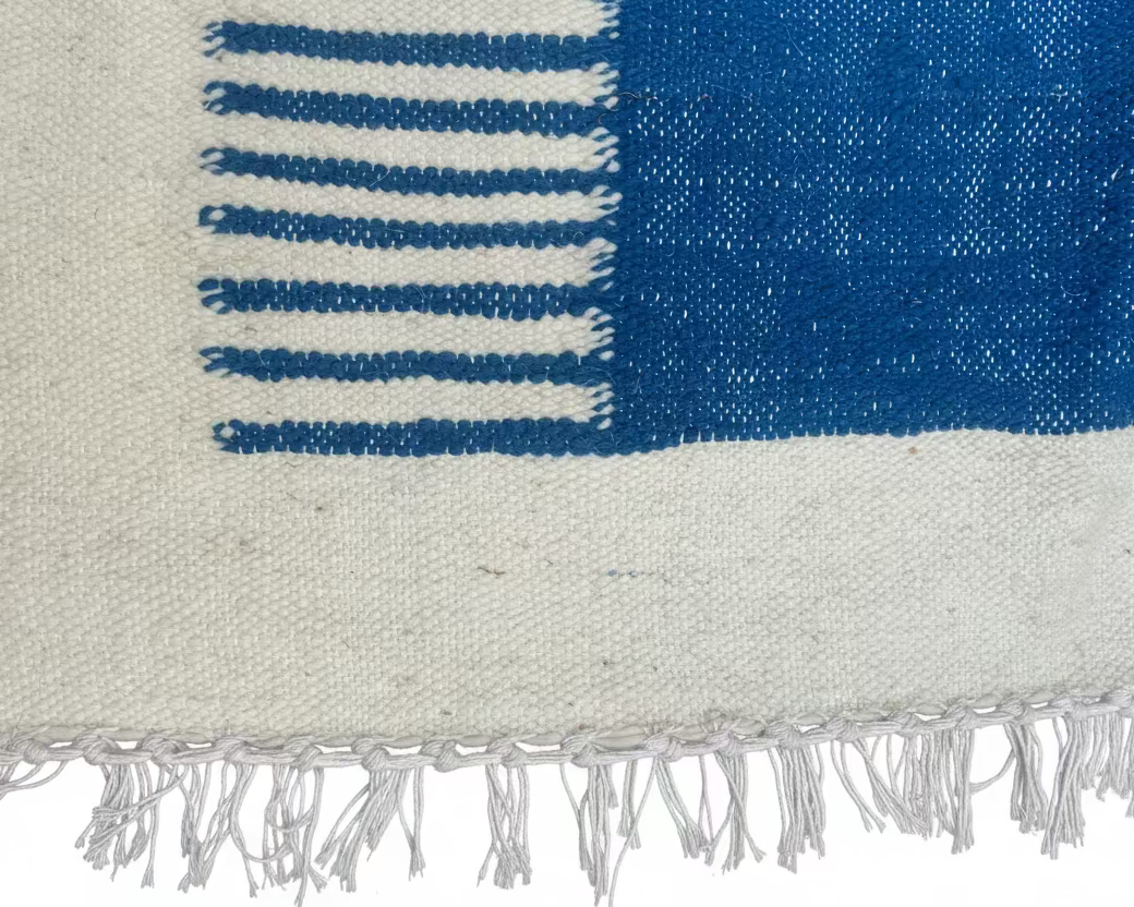Tapis berbère kilim bleu et beige tissé main au Maroc — 260 x 155 cm pièce unique