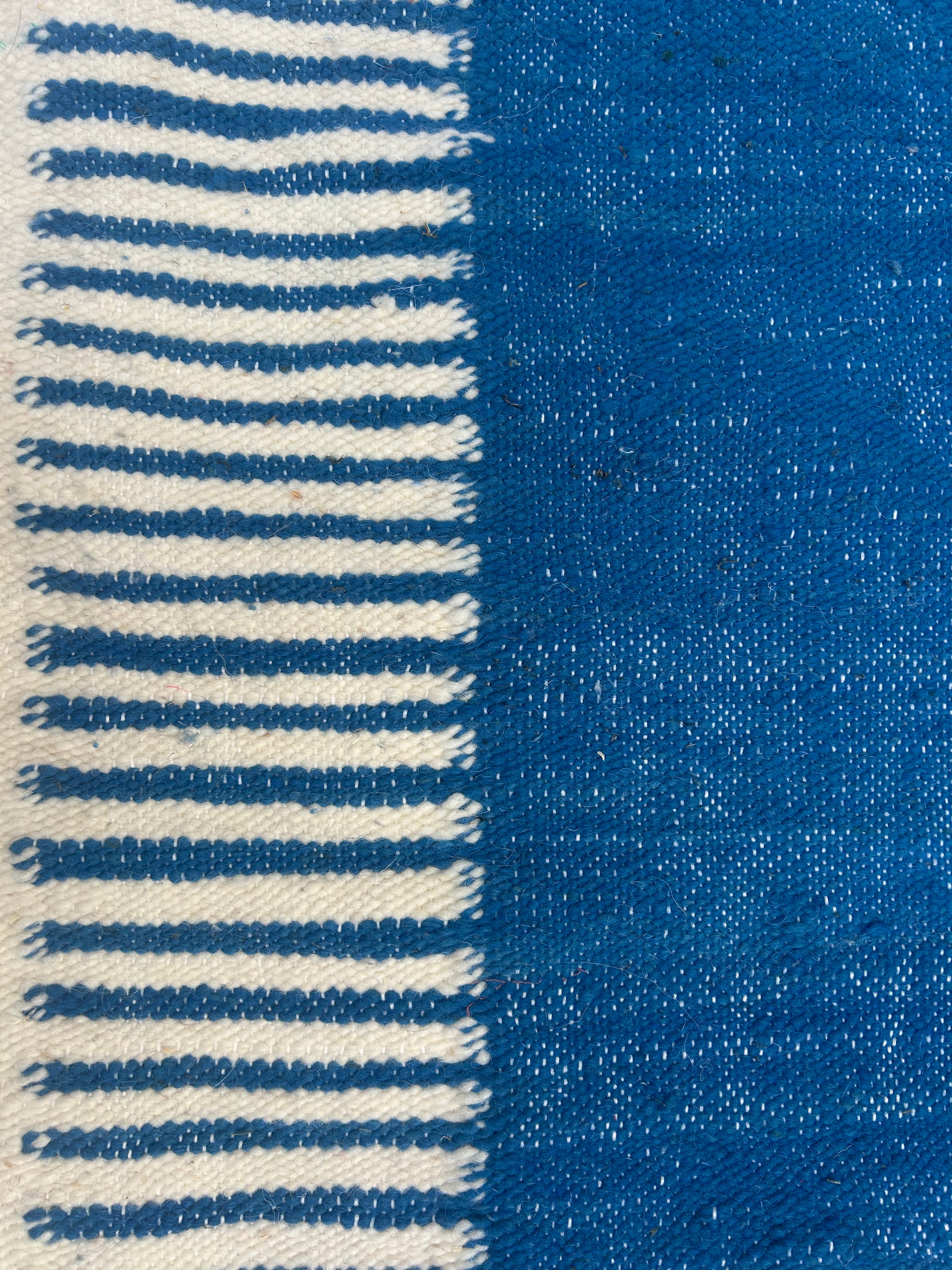 Tapis berbère kilim bleu et beige tissé main au Maroc — 260 x 155 cm pièce unique