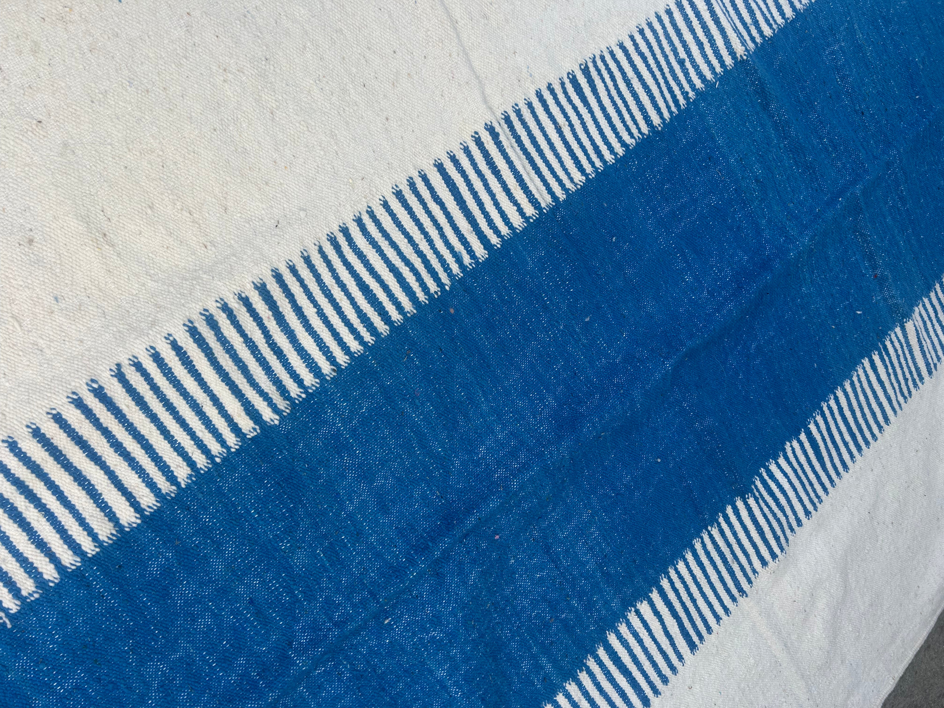 Tapis berbère kilim bleu et beige tissé main au Maroc — 260 x 155 cm pièce unique
