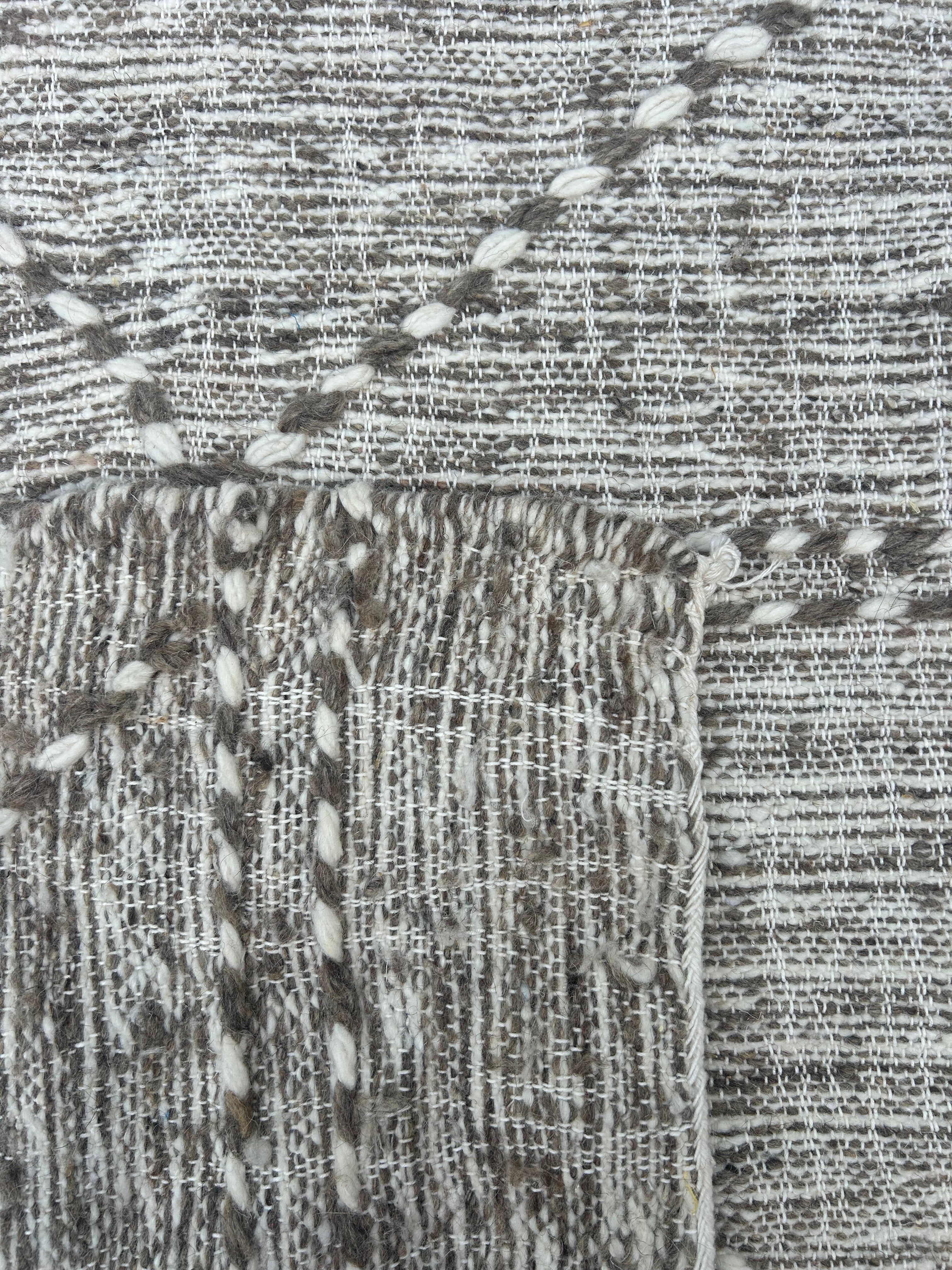 Tapis berbère kilim en laine et coton tissé main au Maroc — 250 x 160 cm pièce unique