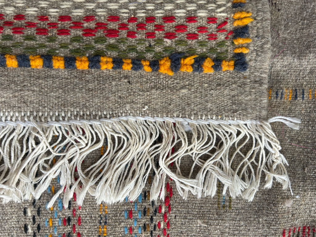 Tapis kilim berbère motifs tribaux en laine naturelle — tissé main pièce unique Maroc
