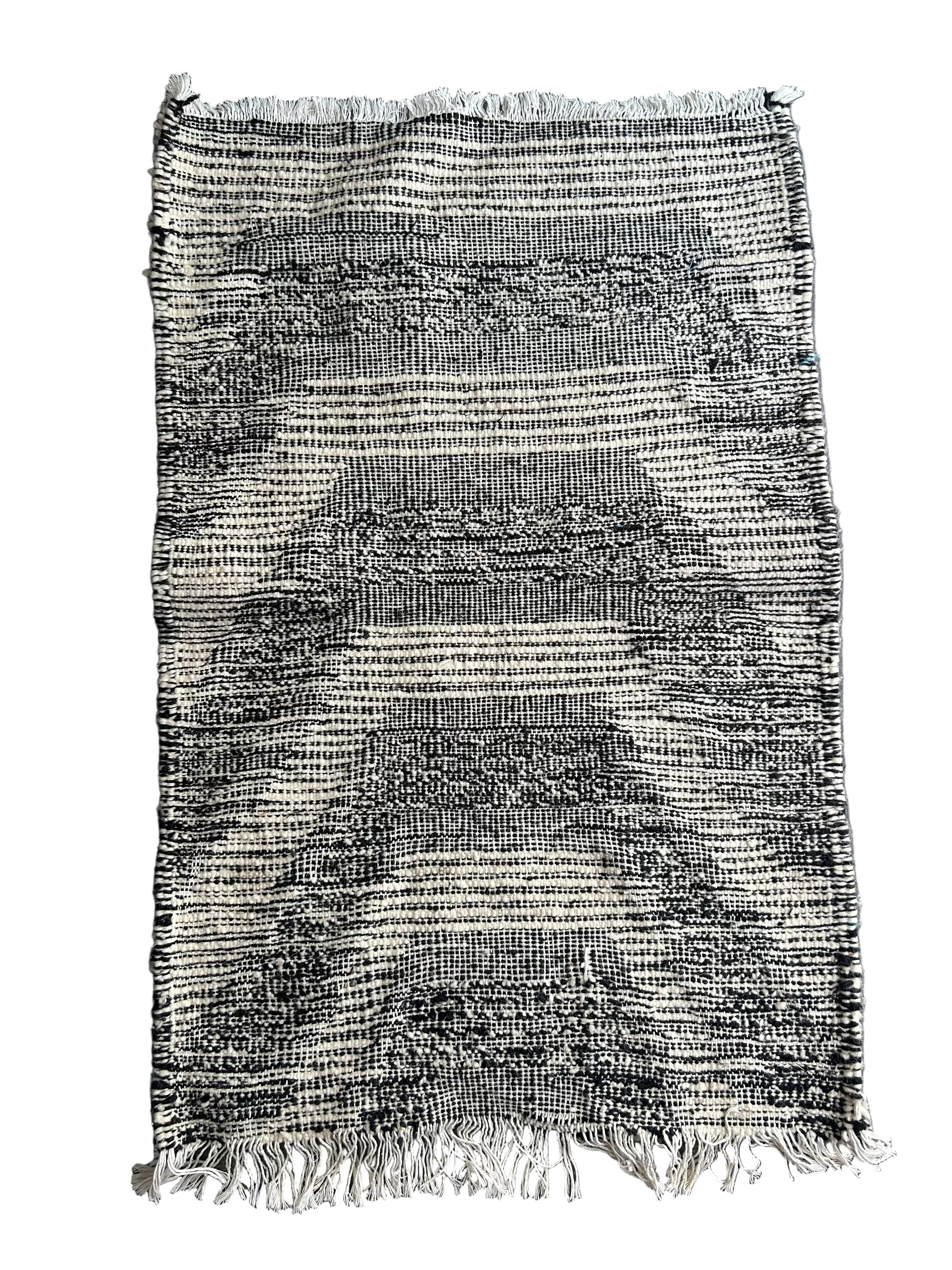 Tapis berbère en laine blanc et noir — tissé main pièce unique Maroc