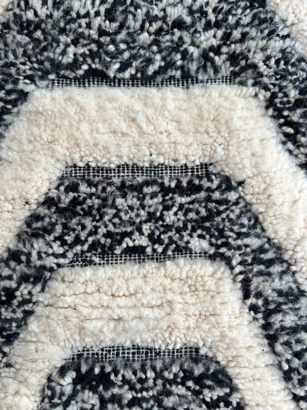 Tapis berbère en laine blanc et noir — tissé main pièce unique Maroc