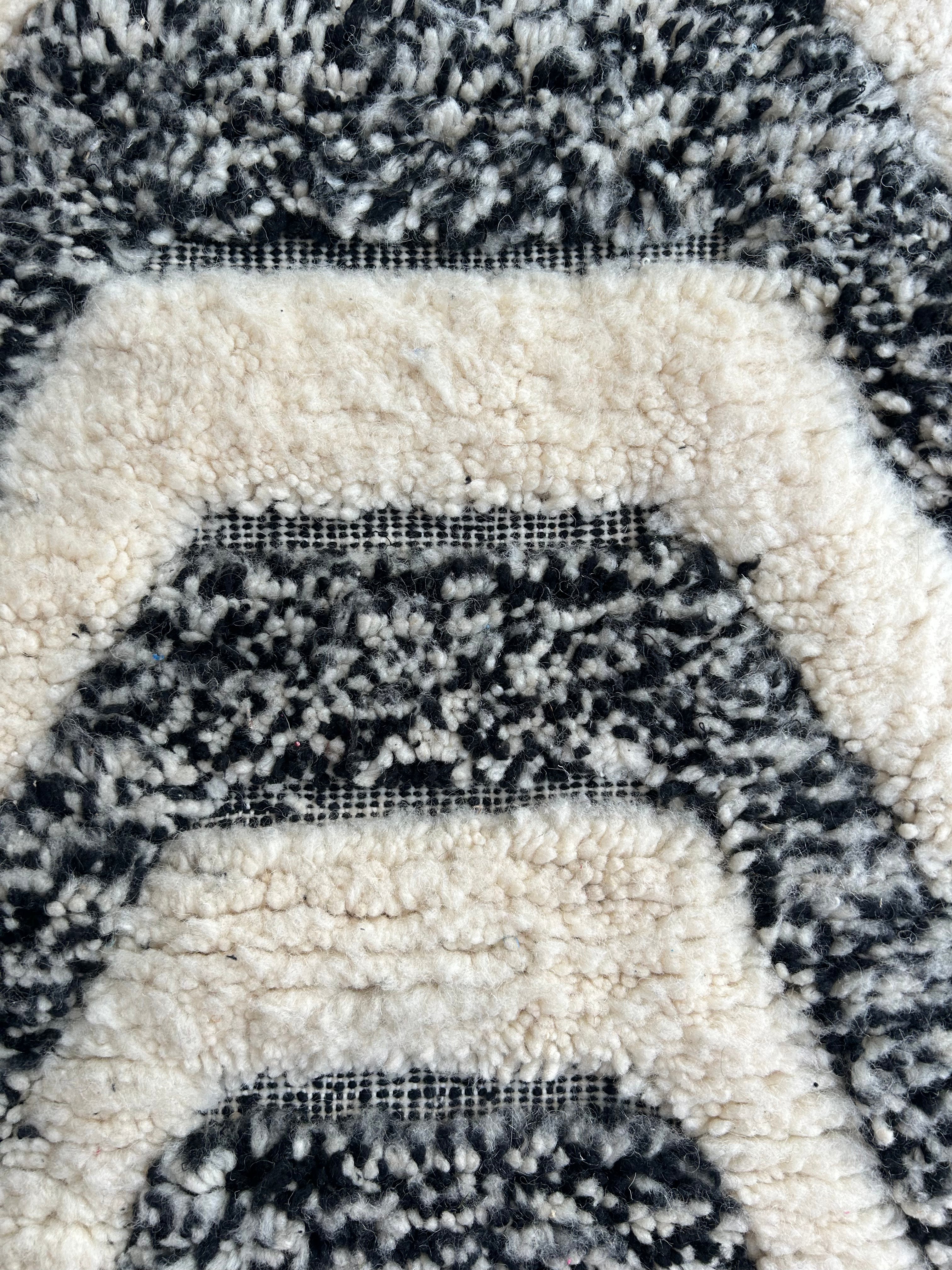 Tapis berbère en laine blanc et noir — tissé main pièce unique Maroc