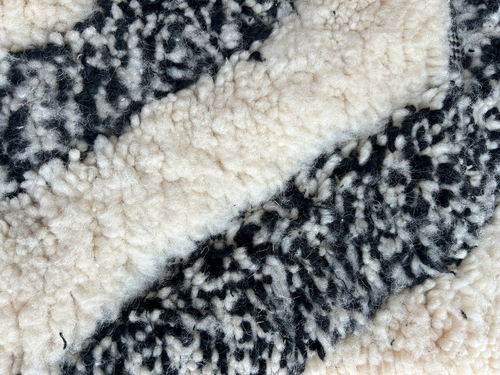 Tapis berbère en laine blanc et noir — tissé main pièce unique Maroc