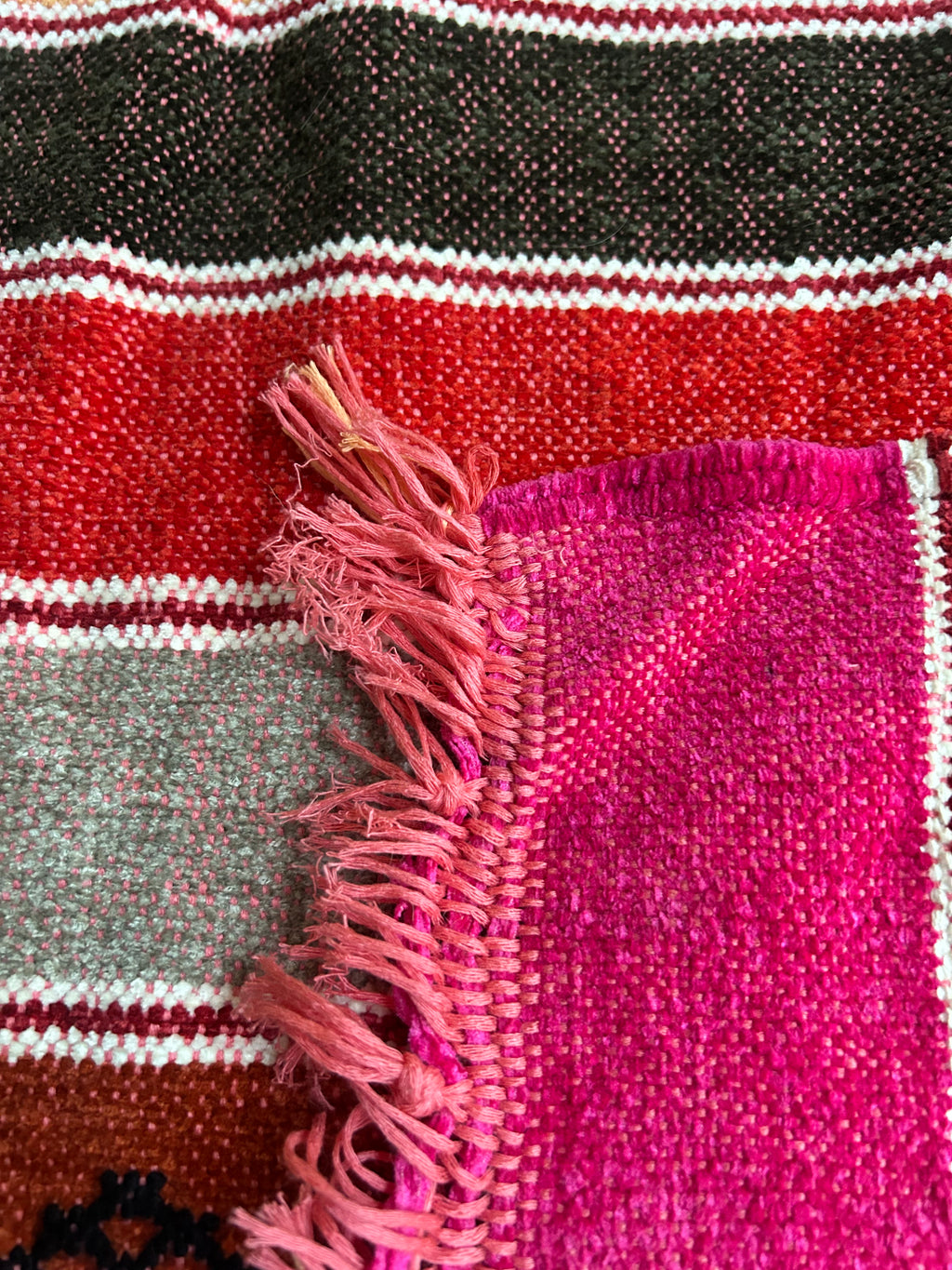 Kilim berbère multicolore à rayures en laine artisanale — tissé main Maroc