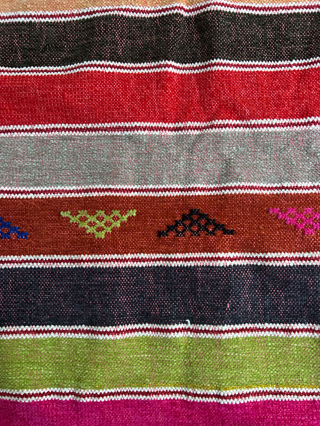 Kilim berbère multicolore à rayures en laine artisanale — tissé main Maroc