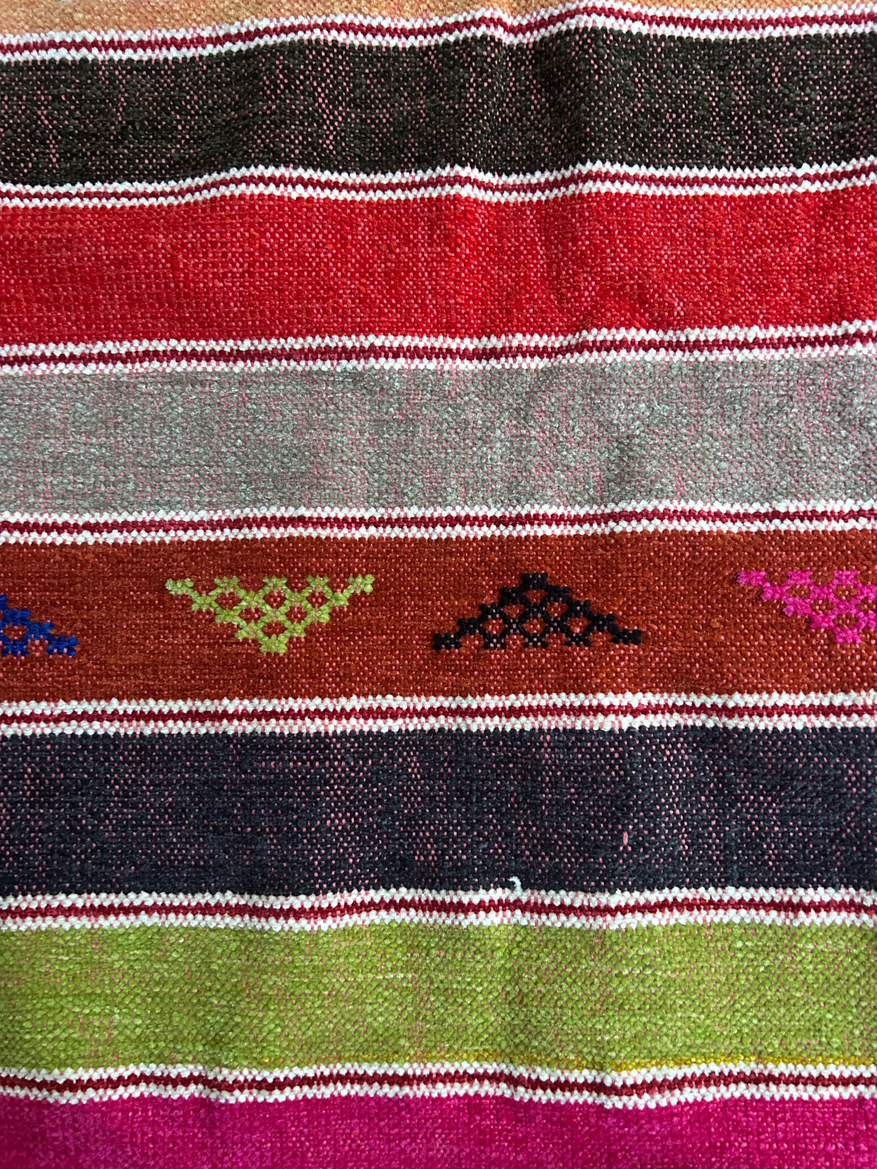 Kilim berbère multicolore à rayures en laine artisanale — tissé main Maroc