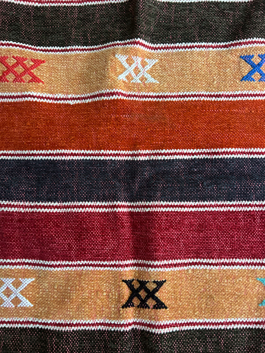Kilim berbère multicolore à rayures en laine artisanale — tissé main Maroc